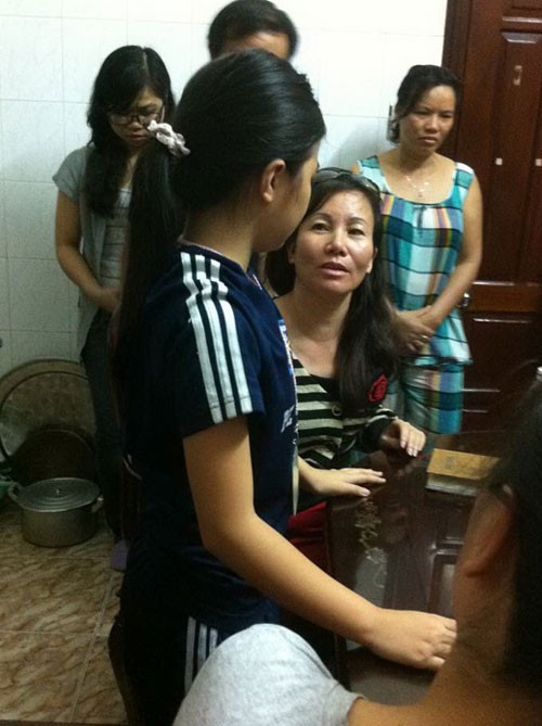 Đoàn nhà ngoại cảm của Trung tâm nghiên cứu tiềm năng con người làm việc tại nhà cô bé 11 tuổi được cho là có khả năng gây cháy ở thành phố Hồ Chí Minh chiều 18/5/2012